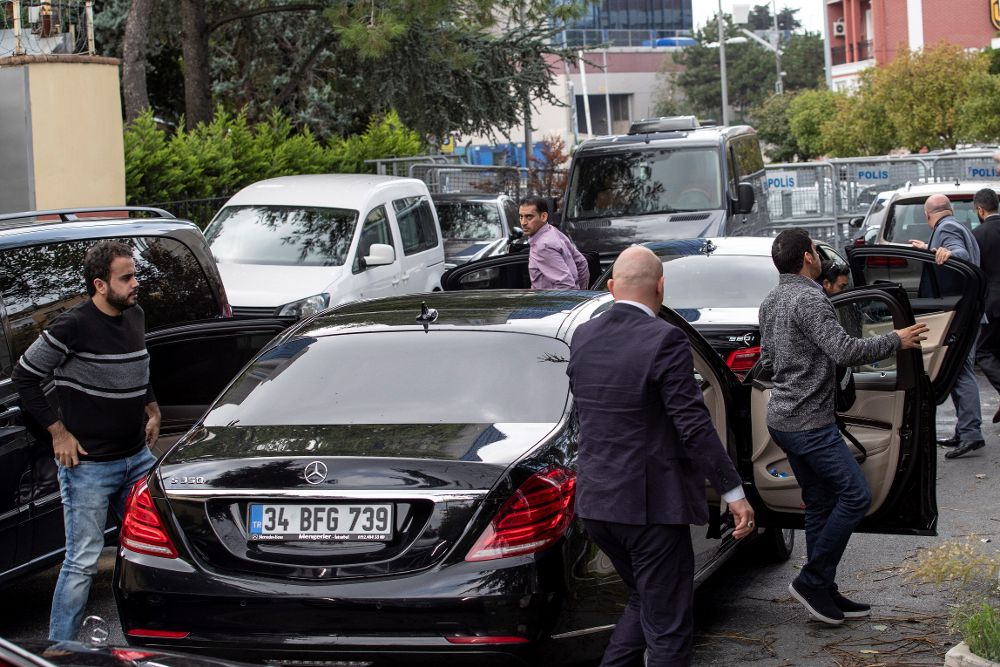 Personalidades saudíes a su llegada al consulado de Arabia Saudí en Estambul.