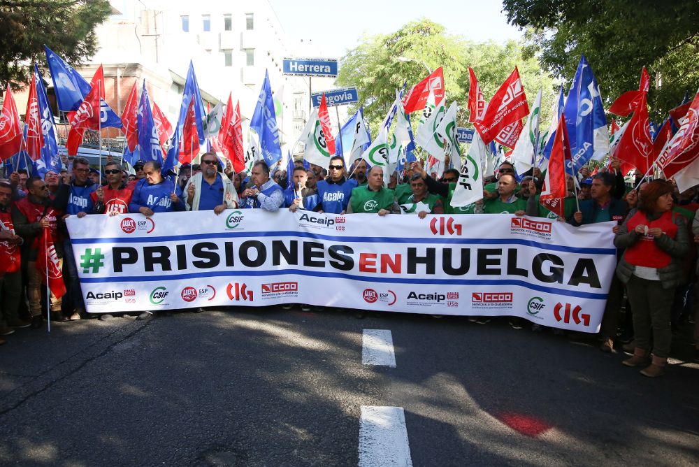 Representantes sindicales de prisiones encadenados frente al Ministerio del Interior.