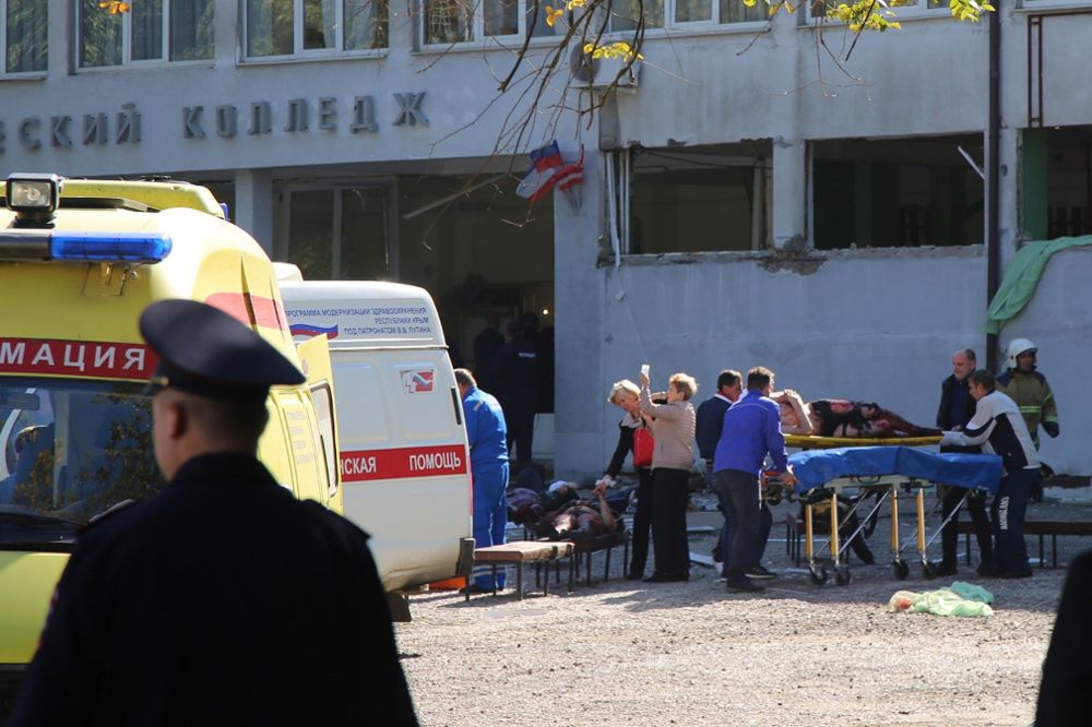 Personal de los servicios de emergencias asisten a varios heridos, después de que un estudiante atentase contra el instituto politécnico de la ciudad de Kerch.