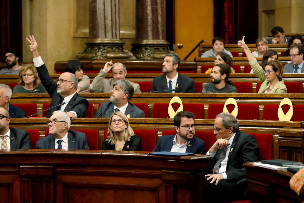 El presidente de la Generalitat, Quim Torra (d), el vicepresidente y otros consejeros en el Parlamento catalán.