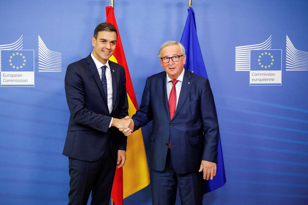 El presidente del Gobierno español, Pedro Sánchez (i), durante el encuentro con el presidente de la Comisión Europea.