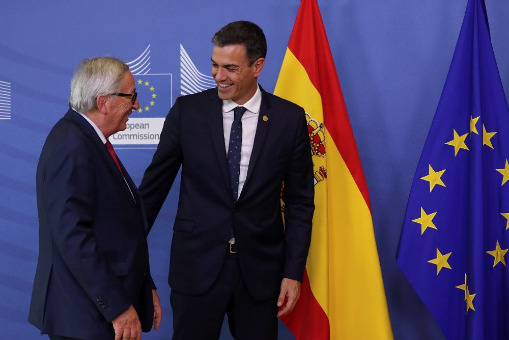 Pedro Sánchez (d), saluda a Jean-Claude Juncker.