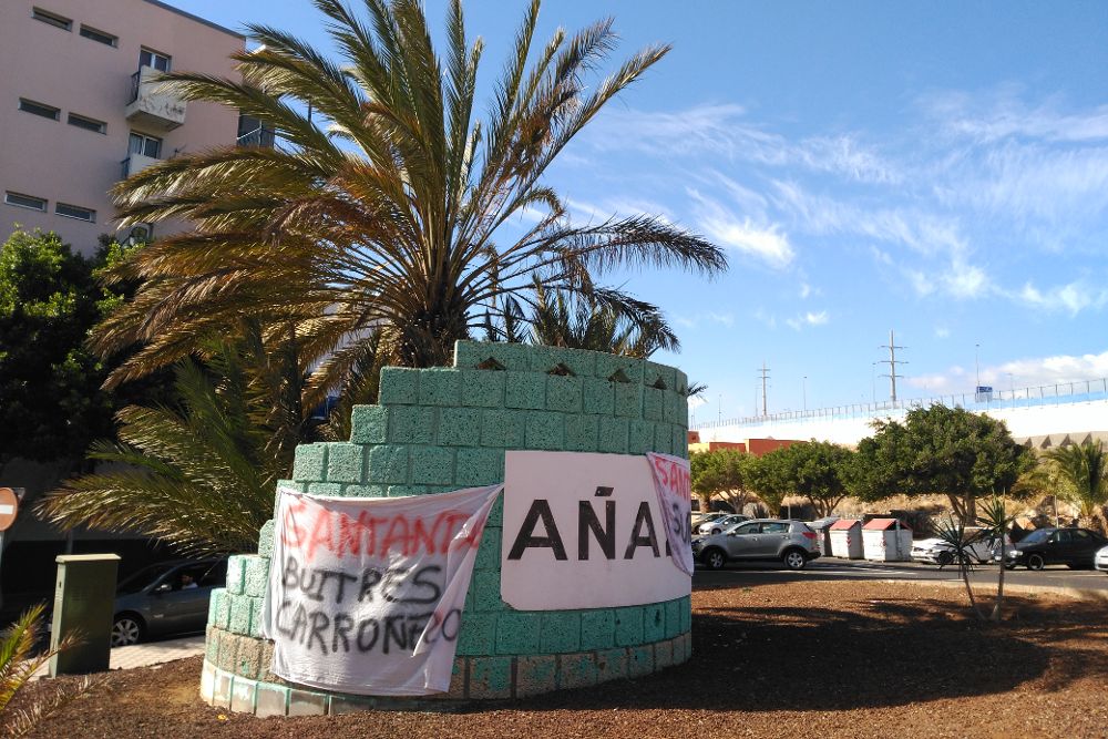 Pancartas colocadas por vecinos de Azaña en protesta por la amenaza de deshaucio que pendía sobre sus viviendas.