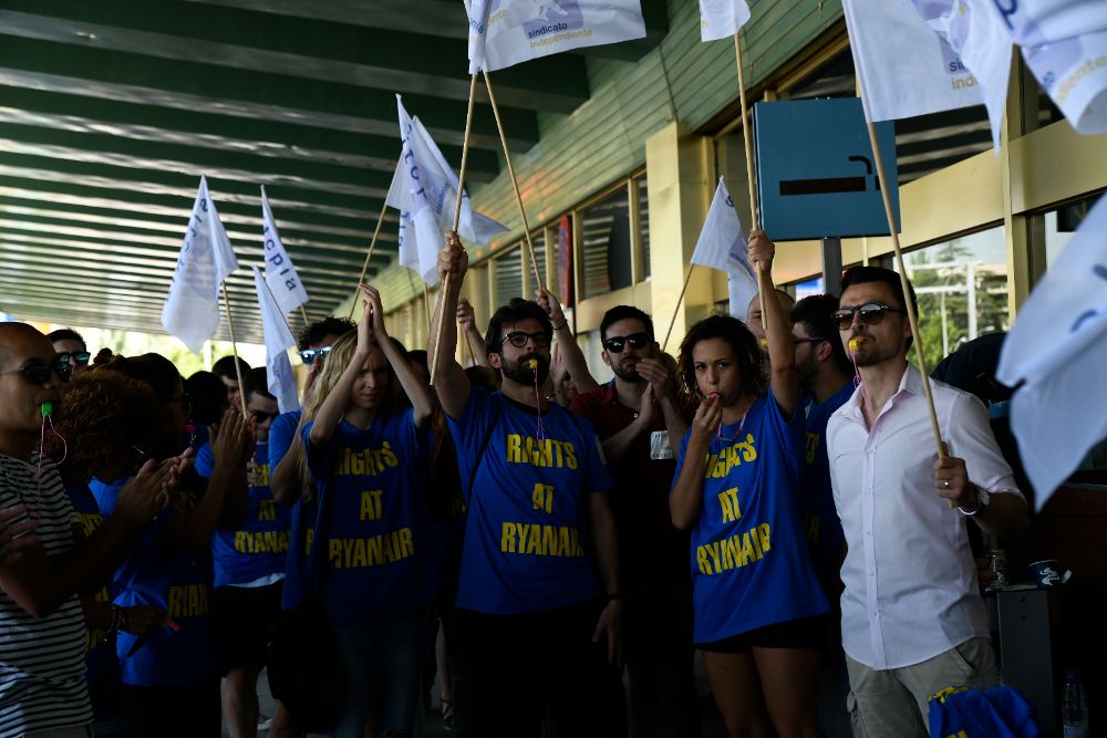 Los sindicatos protestan en el Aeropuerto de Madrid-Barajas Adolfo Suárez durante la huelga de Ryanair del miércoles 25 de julio.
