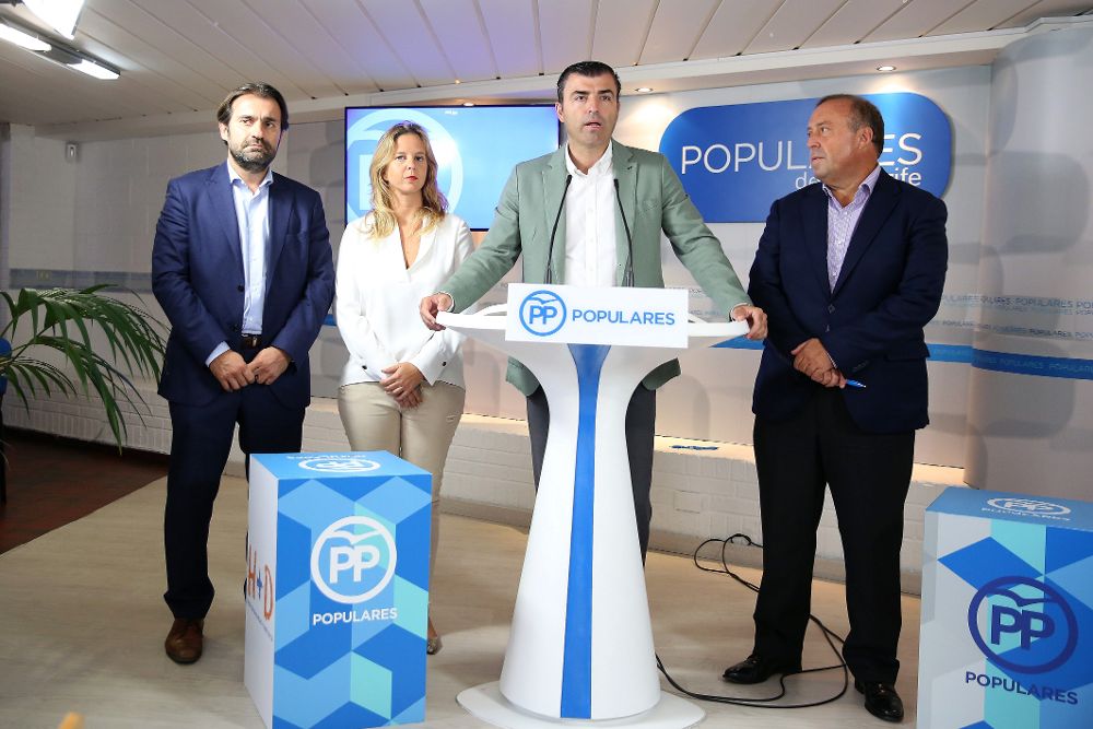 El presidente del PP de Tenerife y del grupo popular en el Cabildo, Manuel Domínguez (2d), informó hoy sobre la situación del proyecto del circuito del motor. 