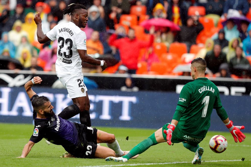 El delantero belga del Valencia Michy Batshuayi (i) intenta superar al portero del Leganés, "Pichu" Cuéllar (d), durante el partido de la novena jornada de Liga.