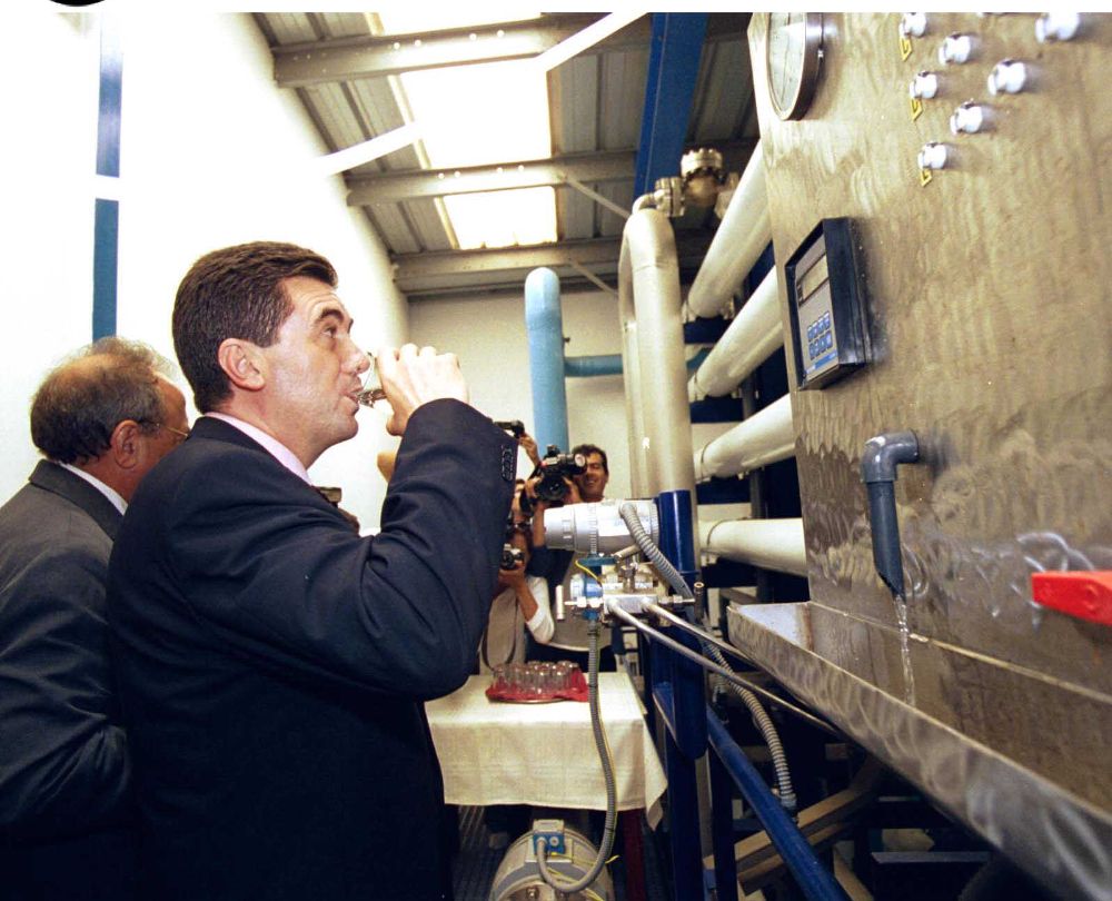 Era el año 2000. El entonces ministro de Medio Ambiente Jaume Matas bebe agua en la inauguración de la desaladora Lanzarote IV.