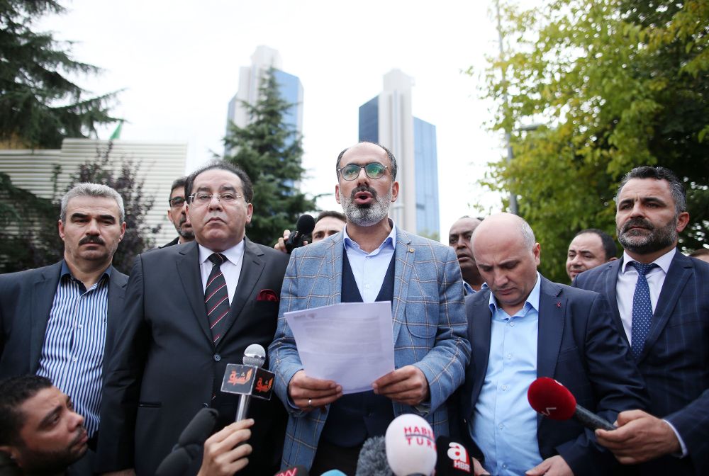 El presidente de la Asociación Árabe de Medios, Turan Kislakci (c) se dirige a la prensa frente al consulado saudí en Estambul, le pasado sábado, para pedir explicaciones por la muerte de Jamal Khashoggi.