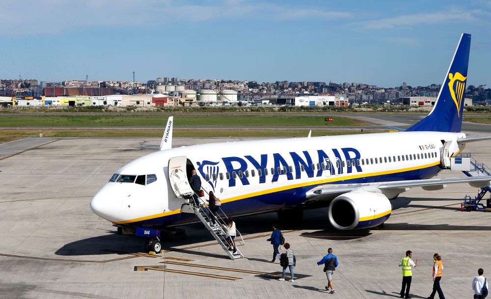 Un avión de Ryanair en el aeropuerto de Santander.