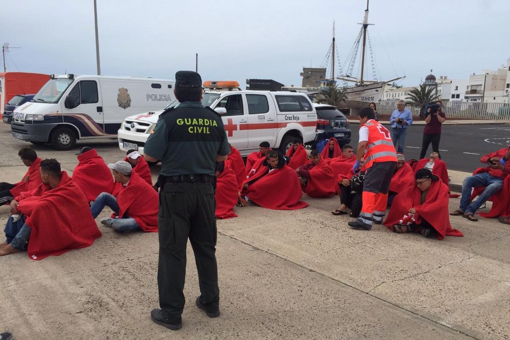 Fotografía facilitada por la Guardia Civil de algunos de los 24 inmigrantes de origen magrebí que iban en la patera. 