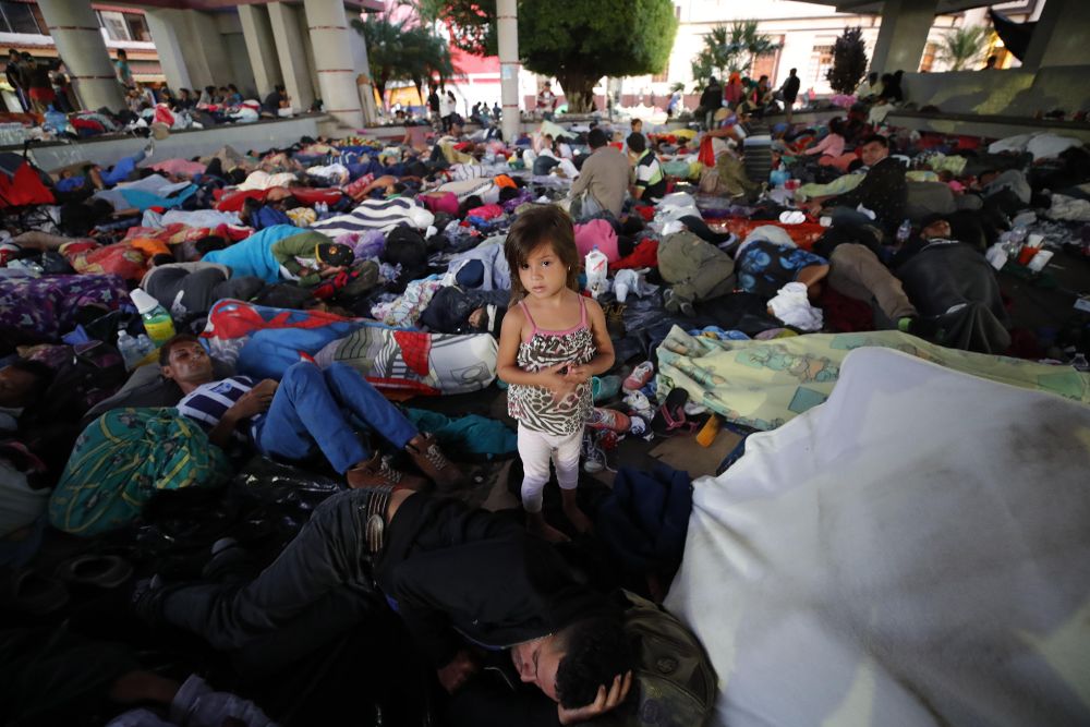 Migrantes hondureños descansan en su campamento en el jardín Hidalgo de Tapachula, en el estado de Chiapas (Mérxico).