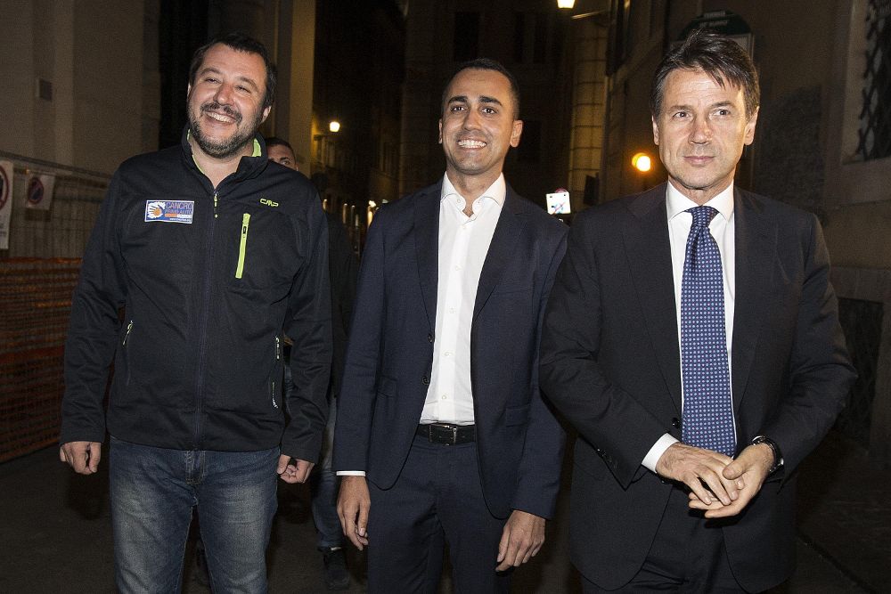 (i-d) El ministro italiano del Interior, Matteo Salvini; el ministro de Trabajo, Luigi Di Maio, y el premier italiano, Giuseppe Conte.