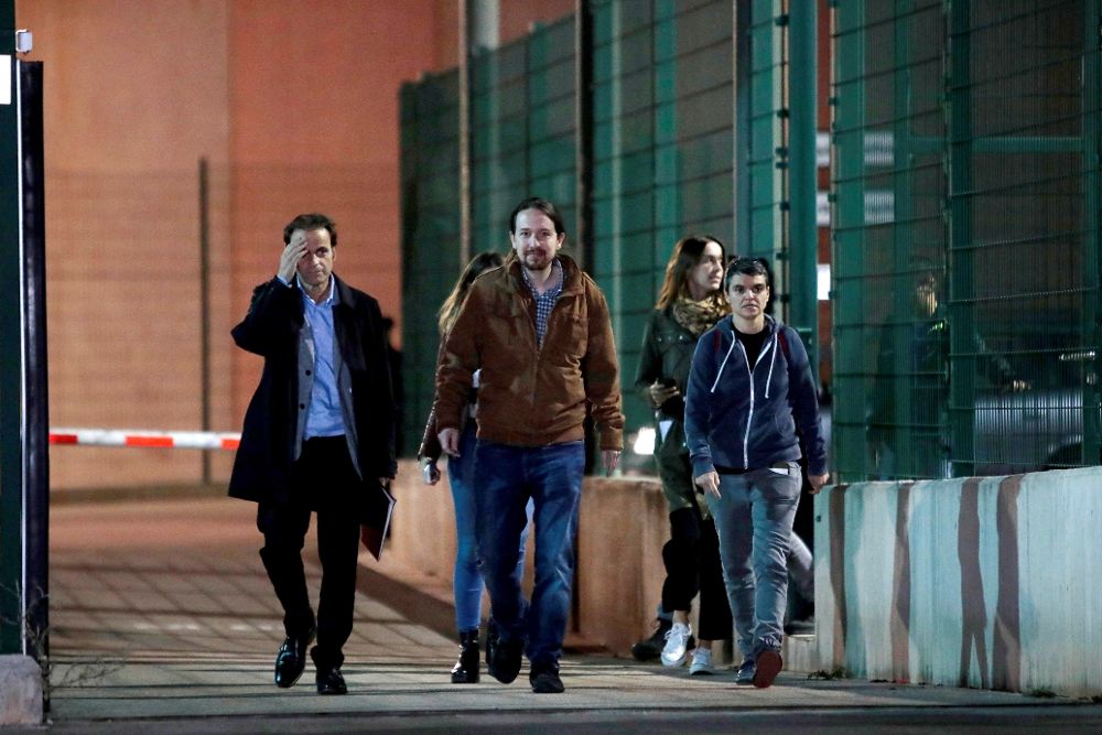 El líder de Podemos, Pablo Iglesias (c), acompañado por la diputada de En Comú Podem en el Congreso, Lucía Martín (d), y el teniente de alcalde en el Ayuntamiento de Barcelona, Jaume Asens, a su salida de la prisión de Lledoners (Barcelona).