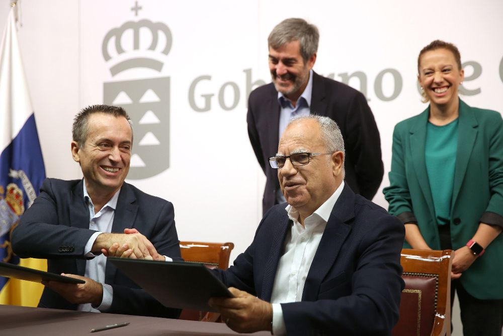 Los portavoces de los grupos de Coalición Canaria, José Miguel Ruano (i), y de Agrupación Socialista Gomera, Casimiro Curbelo, firmaron hoy un acuerdo para los presupuestos de 2019.