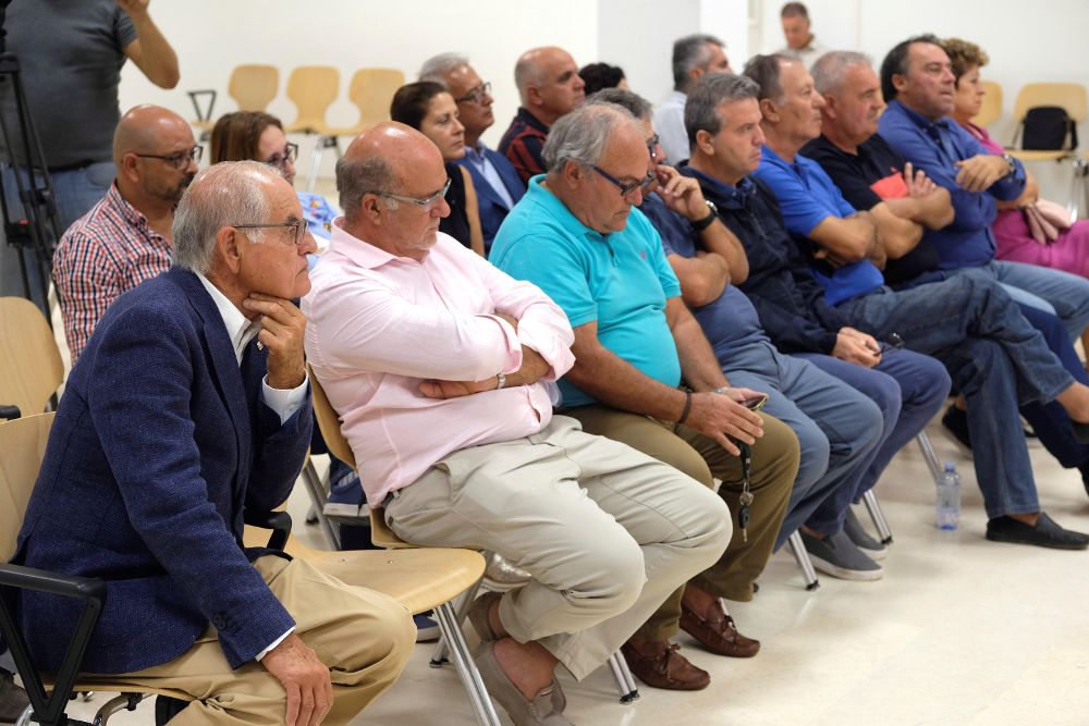 La Audiencia de Las Palmas comienza el juicio del caso Bakú, que sienta en el banquillo por posibles delitos de prevaricación en la autorización de un centro comercial de Corralejo (Fuerteventura) a una veintena de acusados, entre ellos el exalcalde de La Oliva Domingo González Arroyo,iz.