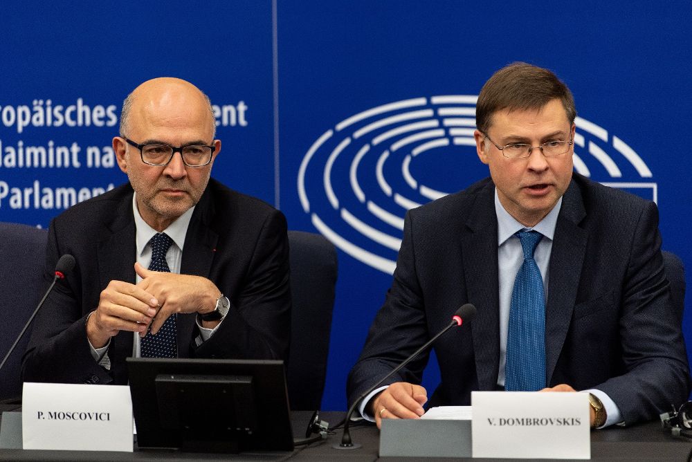 El comisario europeo de Asuntos Económicos, Pierre Moscovici, y el vicepresidente del Ejecutivo comunitario para el Euro, ValdisDombrovskis (d), durante una rueda de prensa en el Parlamento de Estrasburgo, Francia, hoy.
