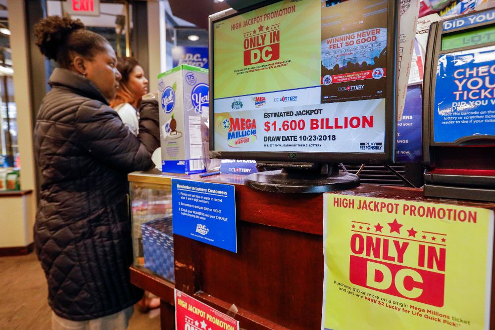 Un cliente compra boletos de lotería Mega Millions en una tienda minorista en Washington, DC, EE. UU.