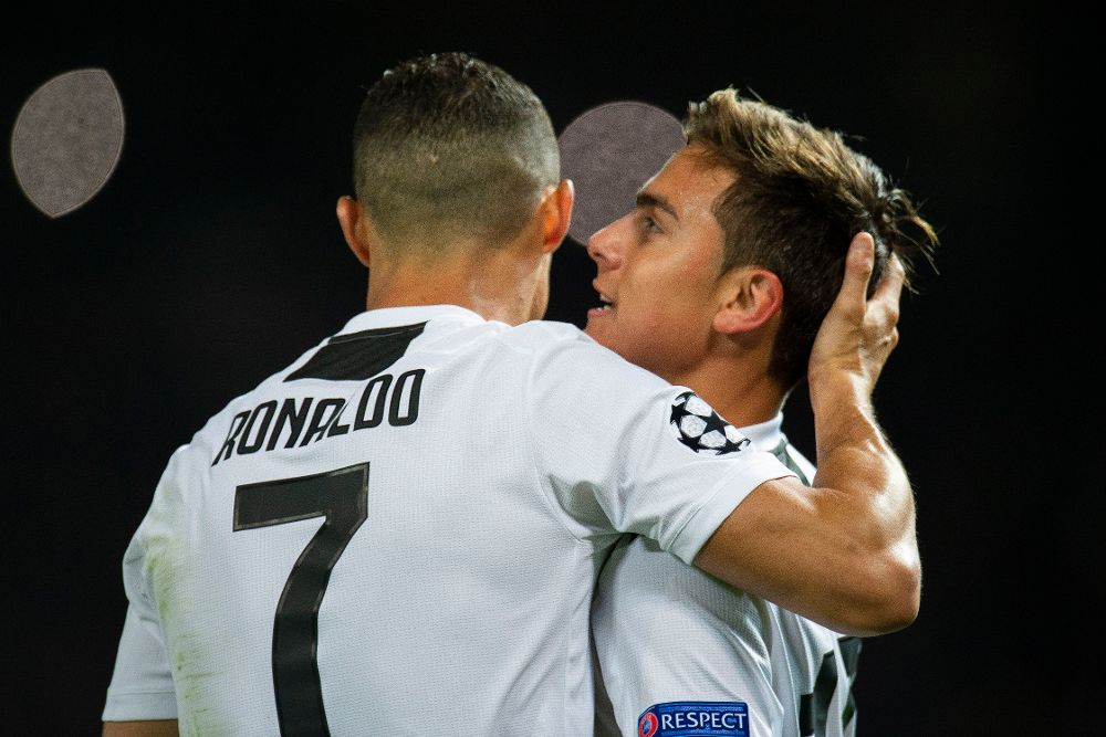 El argentino Paulo Dybala (d) de Juventus celebra con Cristiano Ronaldo.