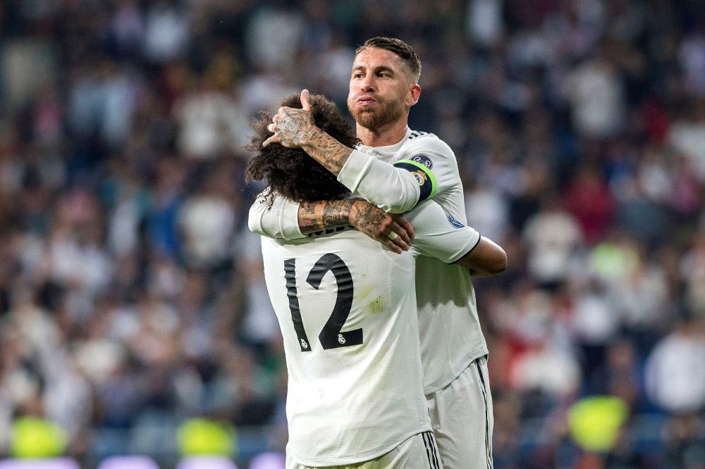 El capitán del Real Madrid Sergio Ramos (d) felicita a Marcelo tras marcar el segundo gol ante el Viktoria Plzen.