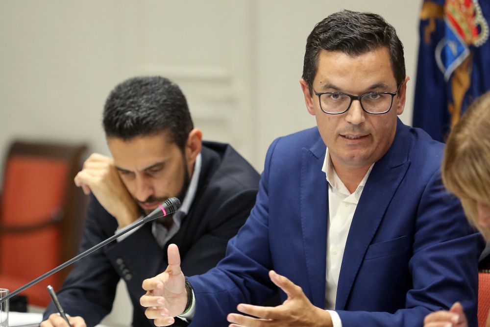El consejero de Obras Públicas y Transportes del Gobierno de Canarias, Pablo Rodríguez, informó en comisión parlamentaria sobre la diferencia entre el precio de adjudicación inicial y el coste de finalización en obras públicas.