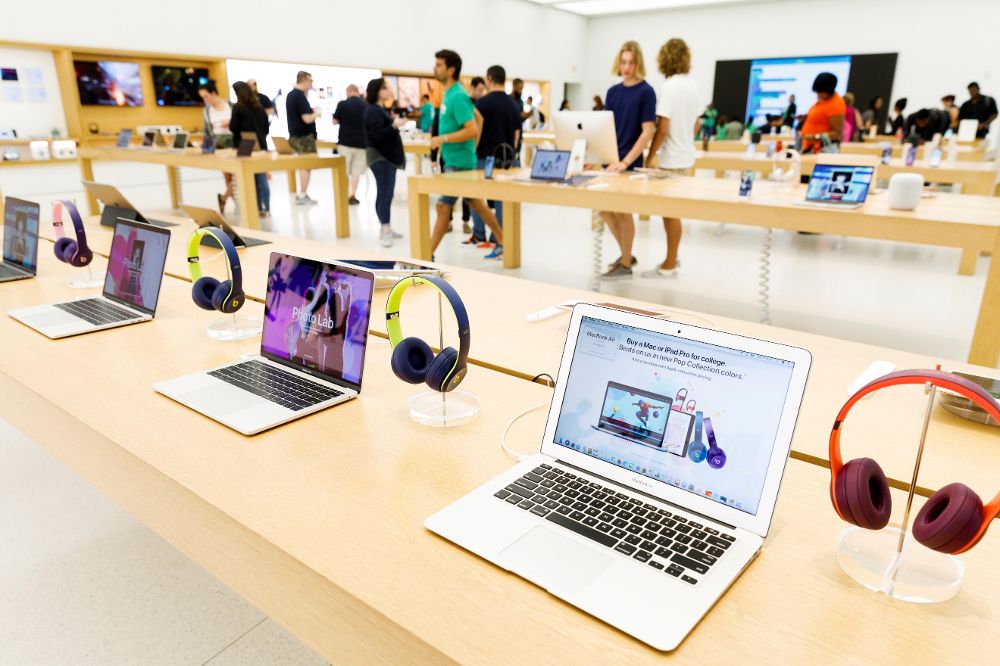 Computadores portátiles de Apple en una tienda de Nueva York.