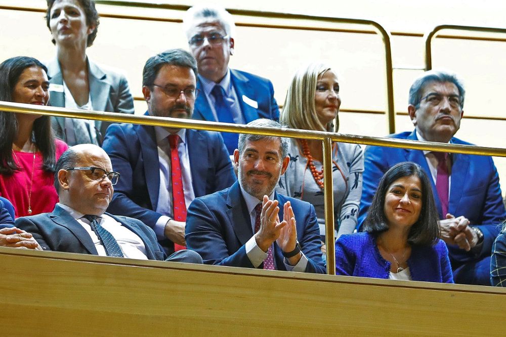 El presidente de Canarias, Fernando Clavijo (c), acompañado por la presidenta del Parlamento, Carolina Darias, consejeros y una delegación de sindicatos y empresarios, celebra en la tribuna de invitados del Senado la aprobación de la reforma del Estatuto.