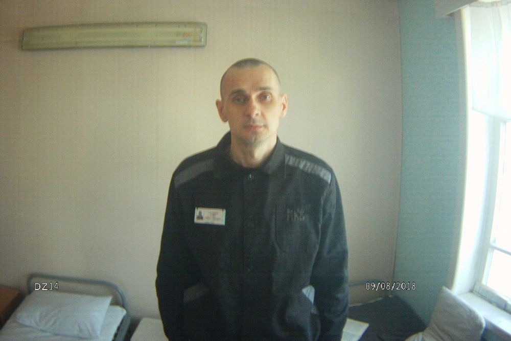 Imagen facilitada por la Alta Comisión por los Derechos Humanos de la Federación Rusa que muestra al director de cine ucraniano Oleg Sentsov en su celda en el penal de la ciudad de Labytnangi.