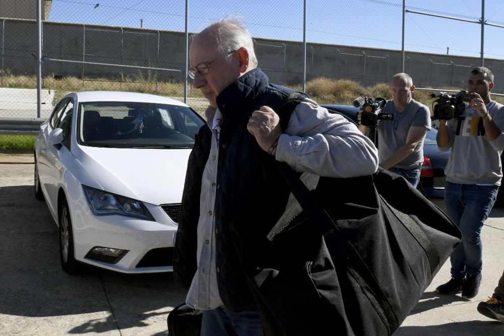 El exvicepresidente del Gobierno Rodrigo Rato a su llegada a la prisión madrileña de Soto del Real para cumplir con su condena de cuatro años y medio.