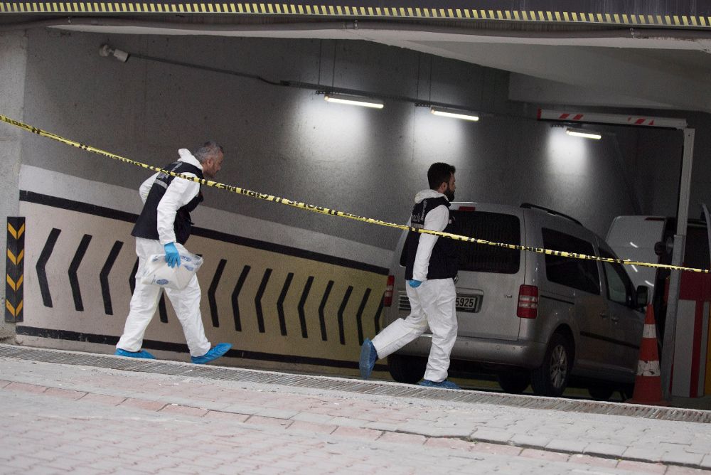 Agentes de la Policía forense registran un vehículo en el Consulado saudí en Estambul.