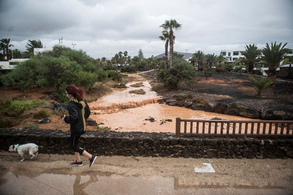 Las tormentas que azotan Canarias llevaron al Gobierno regional a declarar desde anoche la situación de alerta en las islas de Fuerteventura y Lanzarote (imagen).