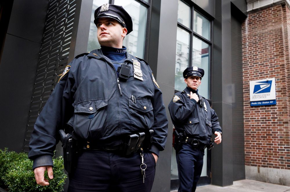 Agentes de policía en el exterior de una oficina postal donde se encontró otro paquete sospechoso, en Nueva York.
