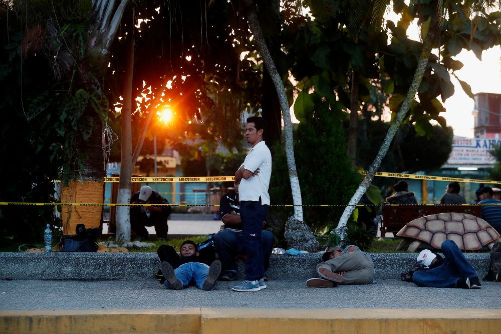 Cientos de migrantes hondureños amanecen en el parque de Ayutla en Tecún Umán (Guatemala). 
