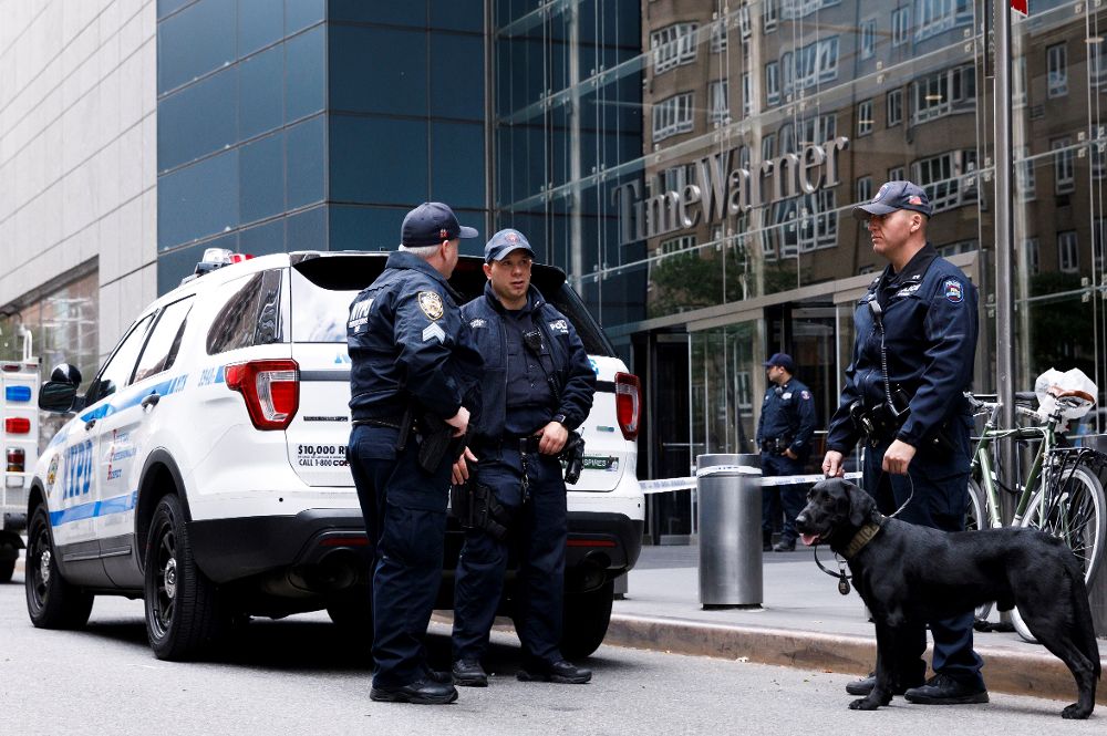 Varios policías montan guardia en el exterior del edificio evacuado de Time Warner, sede de la CNN, en Nueva York, el pasado 24.