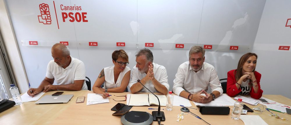 Reunión de la Comisión Ejecutiva Regional del PSOE Canarias, celebrada hoy en Las Palmas de Gran Canaria y presidida por su secretario general, Angel Víctor Torres (c). 