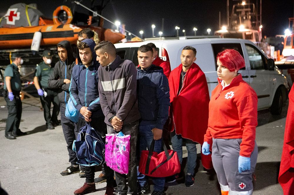 Algunos de los inmigrantes que fueron rescatados y llevados al puerto de Motril el pasado jueves, 25.