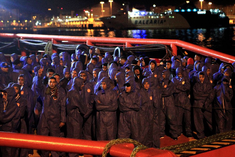 El buque de Salvamento Marítimo "Luz de Mar" llegaba la noche del viernes al puerto de Algeciras con 240 inmigrantes.