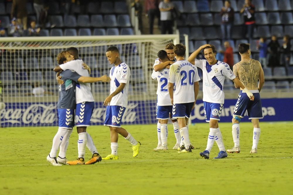 Los jugadores del Tenerife celebran la trabajada victoria tras sonar el pitido final.