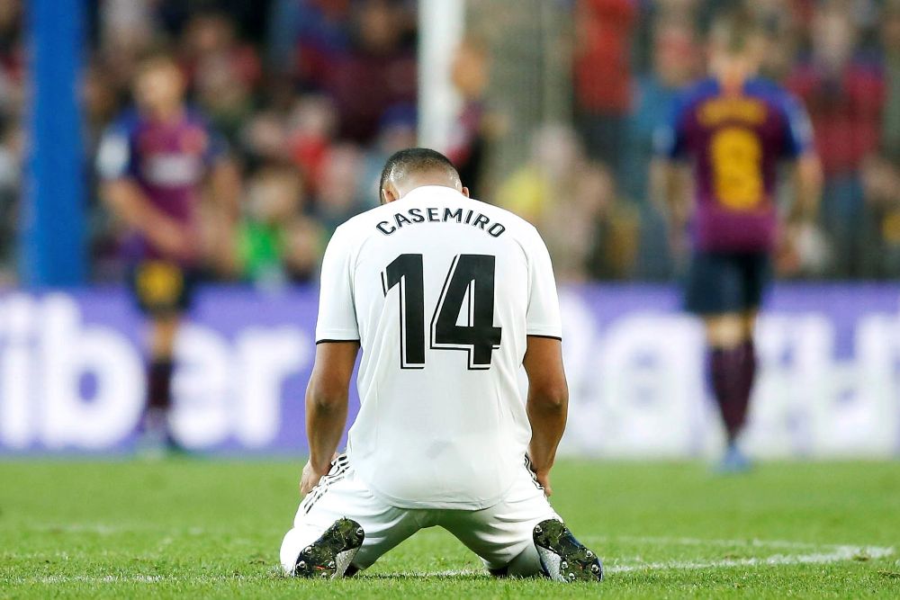 Casemiro, abatido en el suelo, era la viva image del Real Madrid en los minutos finales del encuentro.