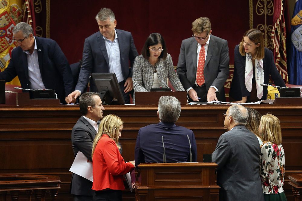 La presidenta del Parlamento de Canarias, Carolina Darias, (c), informa a los portavoces de los grupos parlamentarios el cambio de orden del día de la sesión plenaria celebrada hoy.