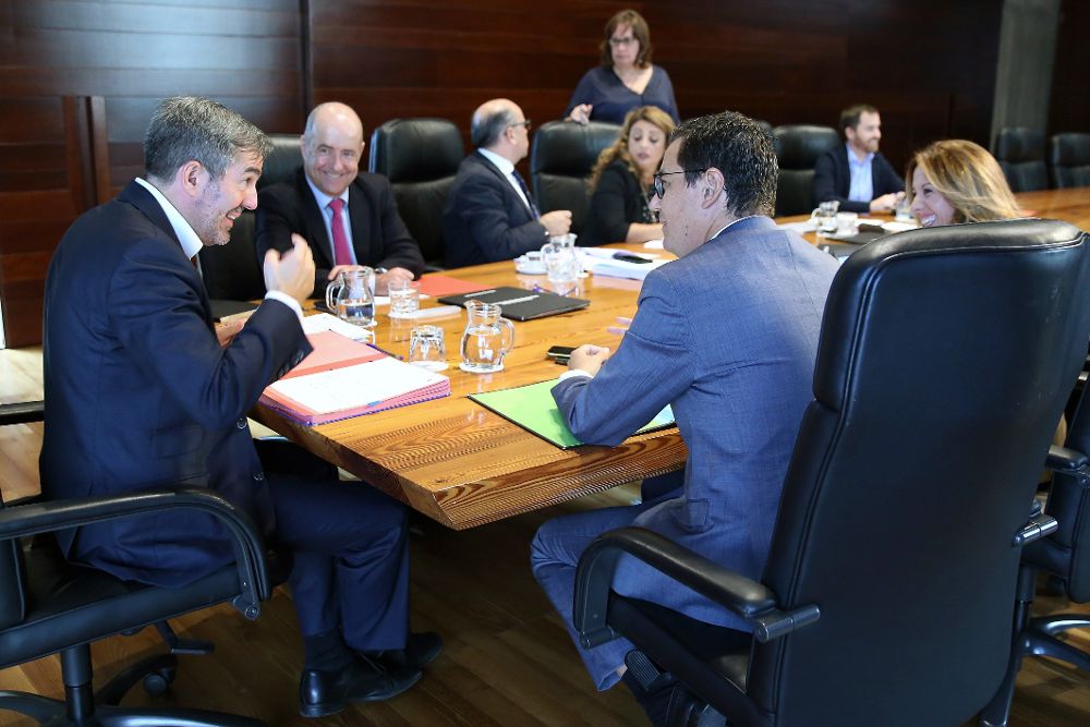 El presidente de Canarias, Fernando Clavijo (i), presidió hoy la reunión semanal del Consejo de Gobierno celebrado en la capital tinerfeña. 