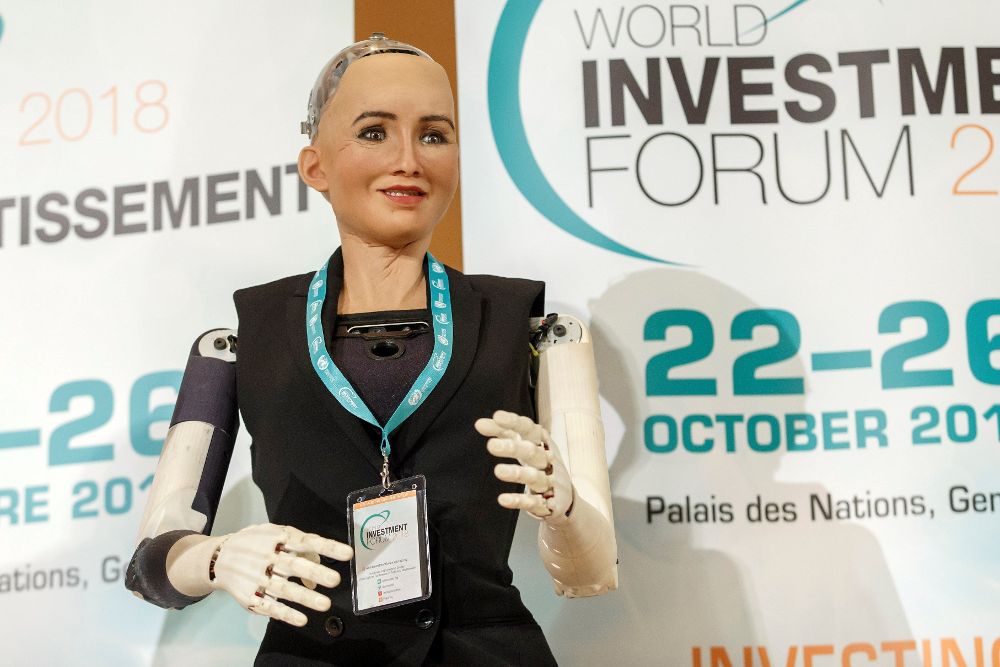 Un robot humanoide en el Foro Mundial de la Inversiones en Ginebra (Suiza). Los robots son considerados popularmente como el avance tecnológico que más claramente puede sustituir al humano en el trabajo.