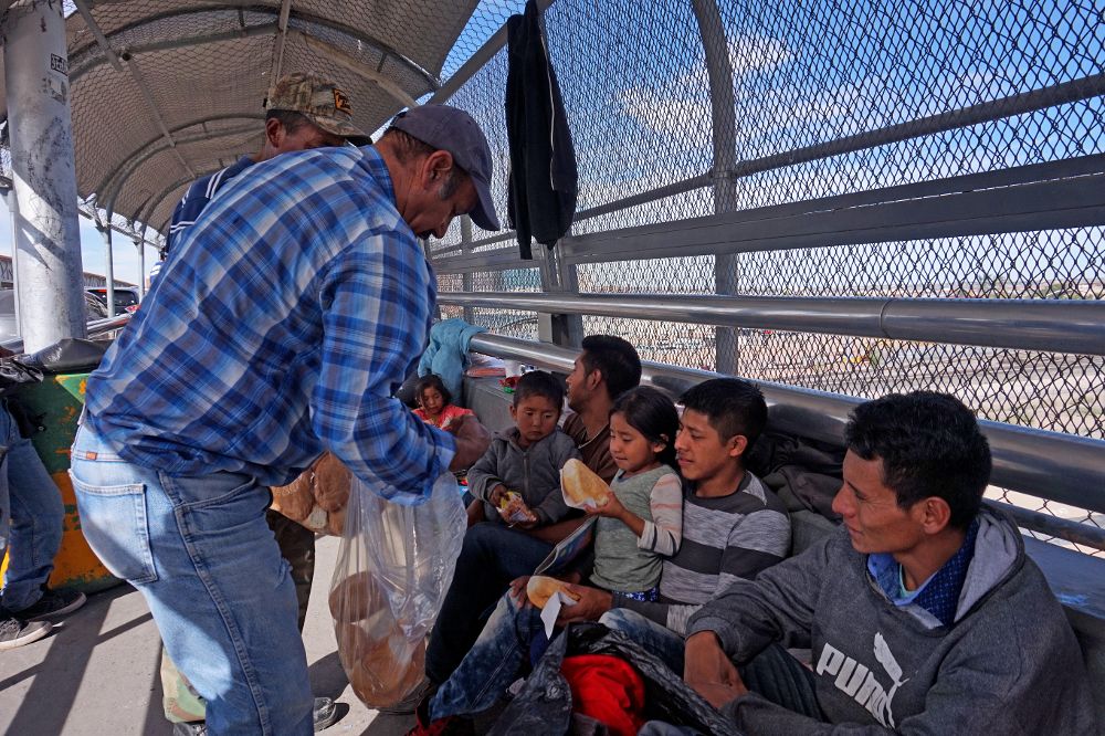 Inmigrantes en el puente internacional de Santa Fe, en Ciudad Juárez (México).