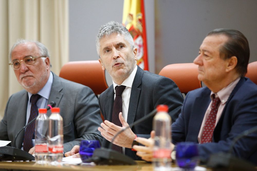Pere Navarro (i), Fernando Grande-Marlaska (c) y el fiscal de Seguridad Vial, Bartolomé Vargas, presentan en la sede de la DGT la nueva campaña.