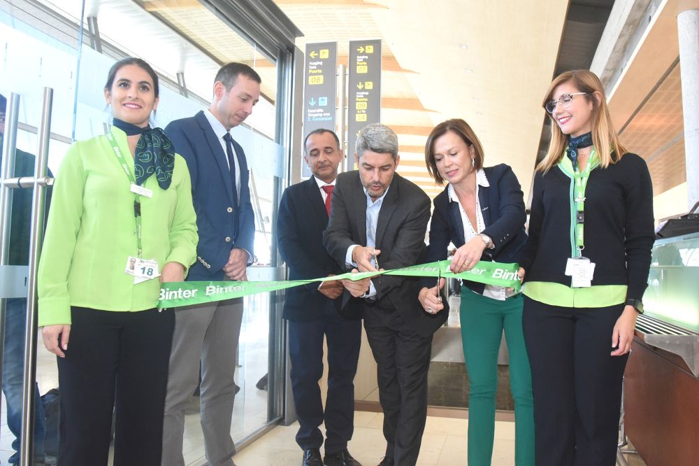 Inauguración simbólica de la nueva línea con el corte de cinta a cargo de consejero de Turismo del Cabildo tinerfeño, Alberto Bernábé.