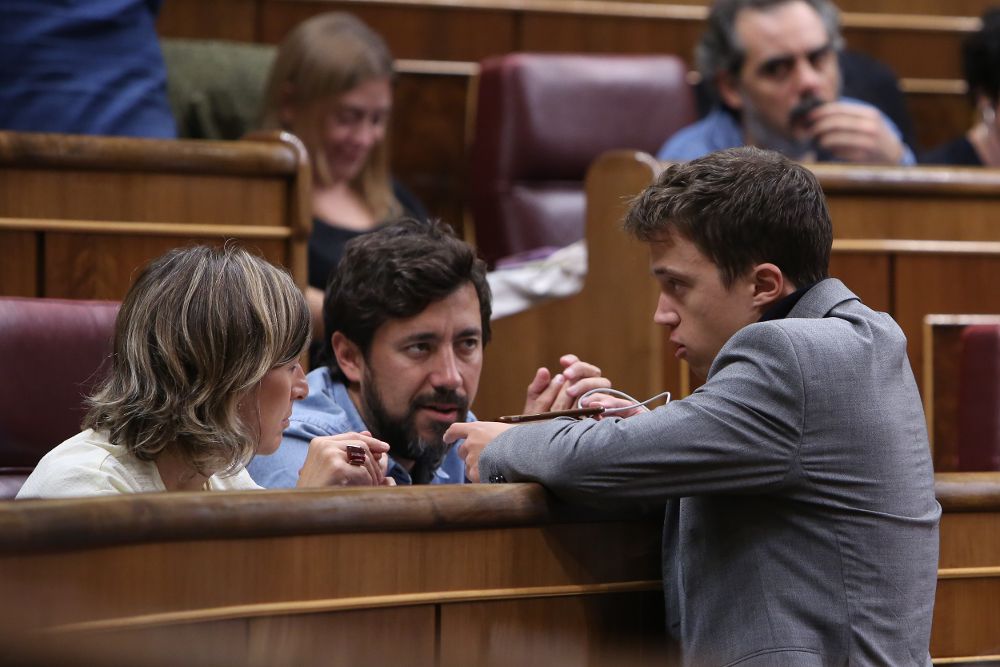Diputados de Podemos en la sesión plenaria del Congreso de los Diputados.