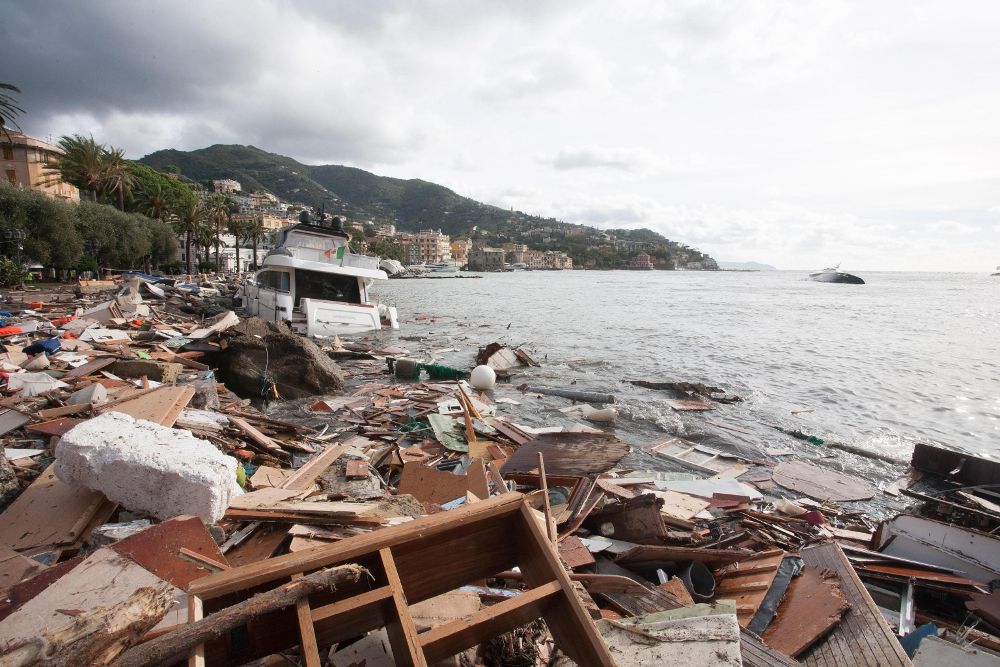 Vista de los escombros de los barcos tras la tormenta en Rapallo.