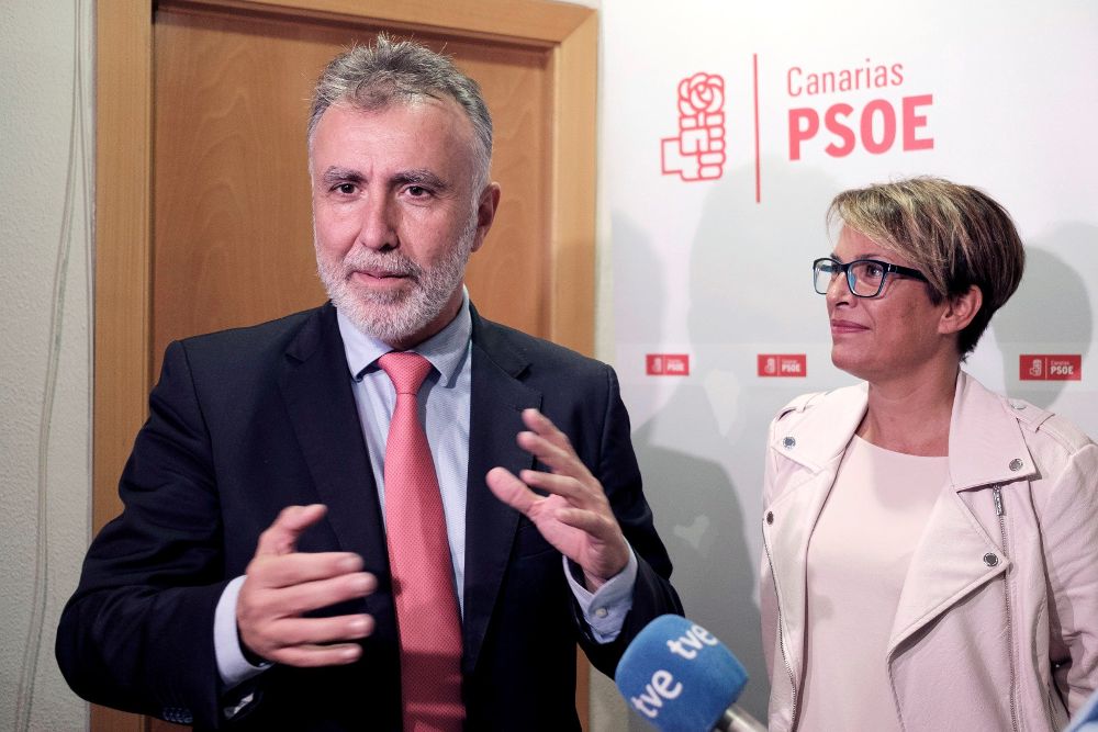 El secretario general del Partido Socialista de Canarias, Ángel Víctor Torres, realiza declaraciones a la prensa tras la reunión extraordinaria de la Comisión Ejecutiva Regional del PSOE.