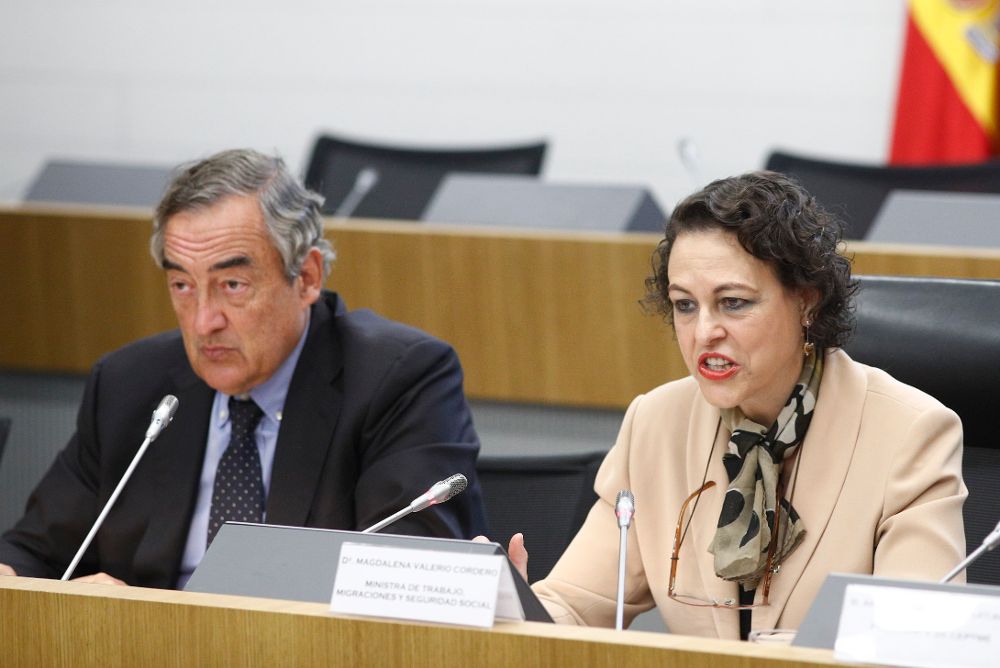 La ministra de Trabajo, Magdalena Valerio, y el presidente de la CEOE, Juan Rosell.