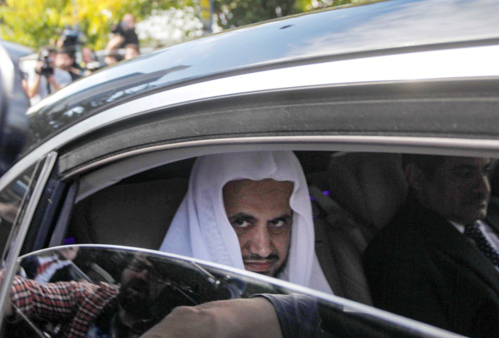 El fiscal general de Arabia Saudí, Saud al Moyeb, abandona el consulado saudí en Estambul.