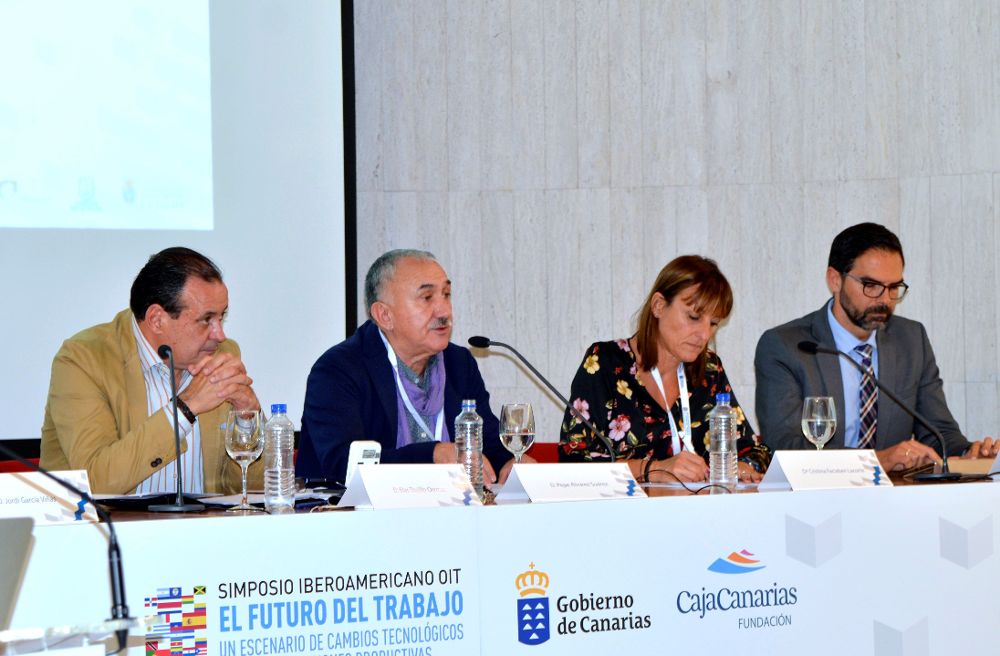 El secretario general de UGT, Pepe Álvarez (2i), interviene en una mesa redonda sobre el futuro del trabajo, en el Simposio Iberoamericano de la OIT. 